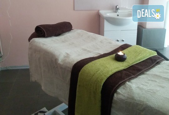 Релаксиращ класически масаж 60 минути с алое или лайка и зонотерапия на ръце и длани в Angels Beauty massage - Снимка 6