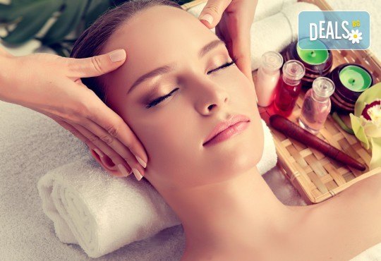 Мануален масаж и пилинг на лице, шия и деколте с испанската козметика Belnatur в Бутиков салон Royal Beauty Room - Снимка 1