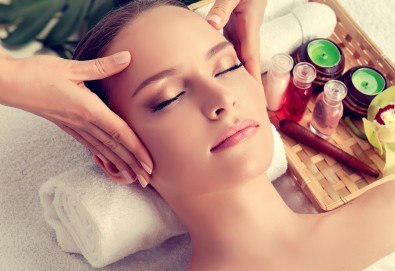 Мануален масаж и пилинг на лице, шия и деколте с испанската козметика Belnatur в Бутиков салон Royal Beauty Room