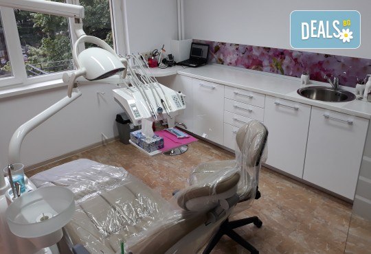 Обстоен преглед, почистване на зъбен камък с ултразвук и полиране в дентален кабинет DentaLuX - Снимка 4