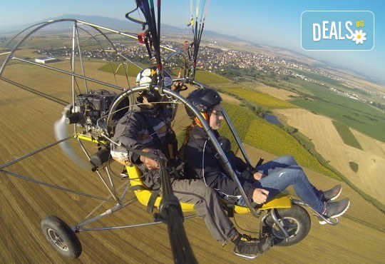 Адреналин! Тандемен полет с двуместен моторен парапланер близо до София и HD видеозаснемане от клуб Vertical Dimension - Снимка 9