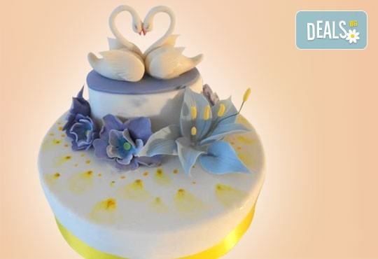 За кумовете! Празнична торта Честито кумство с пъстри цветя, дизайн сърце, романтични рози, влюбени гълъби или др. от Сладкарница Джорджо Джани - Снимка 13