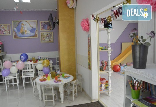 2 часа детски рожден ден за 10 деца в Детски клуб Аристокотките! Уникално парти с аниматор, меню с био напитки, атракциони, стена за катерене, пързалка и много музика! Солени плата за родителите в отделна зала с видимост към децата! - Снимка 18