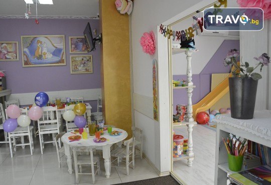 2 часа детски рожден ден за 10 деца в Детски клуб Аристокотките! Уникално парти с аниматор, меню с био напитки, атракциони, стена за катерене, пързалка и много музика! Солени плата за родителите в отделна зала с видимост към децата! - Снимка 18