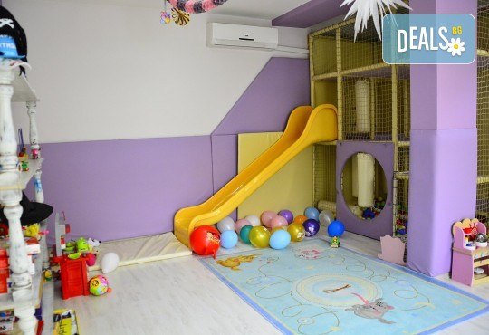 2 часа детски рожден ден за 10 деца в Детски клуб Аристокотките! Уникално парти с аниматор, меню с био напитки, атракциони, стена за катерене, пързалка и много музика! Солени плата за родителите в отделна зала с видимост към децата! - Снимка 21