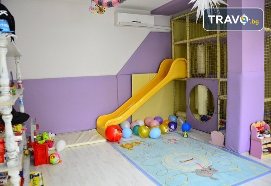 2 часа детски рожден ден за 10 деца в Детски клуб Аристокотките! Уникално парти с аниматор, меню с био напитки, атракциони, стена за катерене, пързалка и много музика! Солени плата за родителите в отделна зала с видимост към децата! - Снимка 21