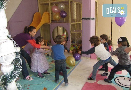 2 часа детски рожден ден за 10 деца в Детски клуб Аристокотките! Уникално парти с аниматор, меню с био напитки, атракциони, стена за катерене, пързалка и много музика! Солени плата за родителите в отделна зала с видимост към децата! - Снимка 7