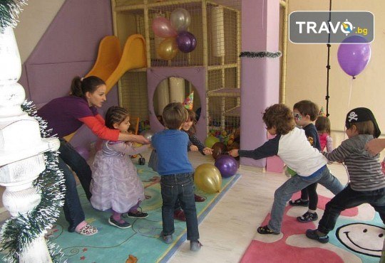 2 часа детски рожден ден за 10 деца в Детски клуб Аристокотките! Уникално парти с аниматор, меню с био напитки, атракциони, стена за катерене, пързалка и много музика! Солени плата за родителите в отделна зала с видимост към децата! - Снимка 7