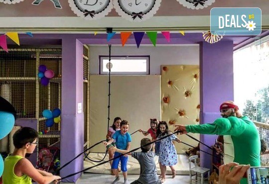 2 часа детски рожден ден за 10 деца в Детски клуб Аристокотките! Уникално парти с аниматор, меню с био напитки, атракциони, стена за катерене, пързалка и много музика! Солени плата за родителите в отделна зала с видимост към децата! - Снимка 6