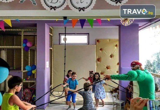 2 часа детски рожден ден за 10 деца в Детски клуб Аристокотките! Уникално парти с аниматор, меню с био напитки, атракциони, стена за катерене, пързалка и много музика! Солени плата за родителите в отделна зала с видимост към децата! - Снимка 6