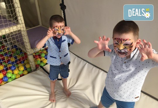 2 часа детски рожден ден за 10 деца в Детски клуб Аристокотките! Уникално парти с аниматор, меню с био напитки, атракциони, стена за катерене, пързалка и много музика! Солени плата за родителите в отделна зала с видимост към децата! - Снимка 8