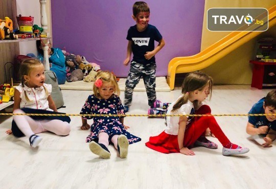 2 часа детски рожден ден за 10 деца в Детски клуб Аристокотките! Уникално парти с аниматор, меню с био напитки, атракциони, стена за катерене, пързалка и много музика! Солени плата за родителите в отделна зала с видимост към децата! - Снимка 5