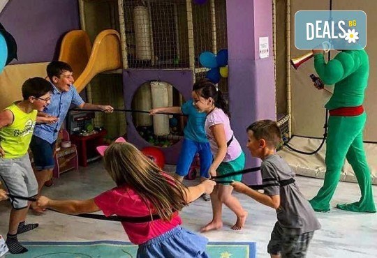 2 часа детски рожден ден за 10 деца в Детски клуб Аристокотките! Уникално парти с аниматор, меню с био напитки, атракциони, стена за катерене, пързалка и много музика! Солени плата за родителите в отделна зала с видимост към децата! - Снимка 3