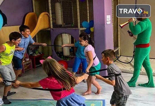 2 часа детски рожден ден за 10 деца в Детски клуб Аристокотките! Уникално парти с аниматор, меню с био напитки, атракциони, стена за катерене, пързалка и много музика! Солени плата за родителите в отделна зала с видимост към децата! - Снимка 3