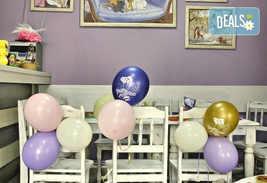 2 часа детски рожден ден за 10 деца в Детски клуб Аристокотките! Уникално парти с аниматор, меню с био напитки, атракциони, стена за катерене, пързалка и много музика! Солени плата за родителите в отделна зала с видимост към децата! - Снимка 17