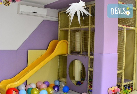 2 часа детски рожден ден за 10 деца в Детски клуб Аристокотките! Уникално парти с аниматор, меню с био напитки, атракциони, стена за катерене, пързалка и много музика! Солени плата за родителите в отделна зала с видимост към децата! - Снимка 10