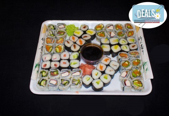 Вкусно предложение на супер цена! 64 суши хапки с пушена сьомга, скариди, сурими, филаделфия и авокадо от Sushi Market - Снимка 1