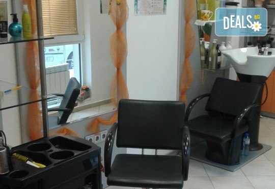 Боядисване с боя на клиента, подстригване, масажно измиване, кератинова терапия DAYMASK и сешоар в Салон за красота Феникс - Снимка 6