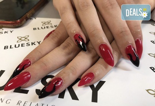 Гел-лак, декорации, оформяне на нокътя и масаж със специален хидратиращ крем! Подарете си елегантни ръце в студио за красота Ел Ем Ви! - Снимка 1