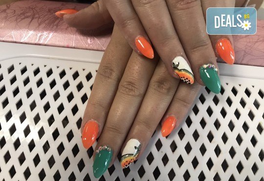 Гел-лак, декорации, оформяне на нокътя и масаж със специален хидратиращ крем! Подарете си елегантни ръце в студио за красота Ел Ем Ви! - Снимка 2
