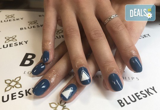 Гел-лак, декорации, оформяне на нокътя и масаж със специален хидратиращ крем! Подарете си елегантни ръце в студио за красота Ел Ем Ви! - Снимка 4