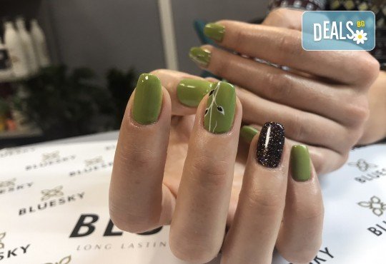 Гел-лак, декорации, оформяне на нокътя и масаж със специален хидратиращ крем! Подарете си елегантни ръце в студио за красота Ел Ем Ви! - Снимка 5