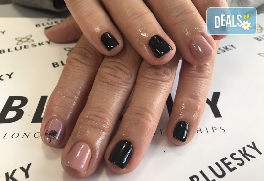 Гел-лак, декорации, оформяне на нокътя и масаж със специален хидратиращ крем! Подарете си елегантни ръце в студио за красота Ел Ем Ви! - Снимка 6