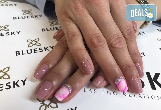 Гел-лак, декорации, оформяне на нокътя и масаж със специален хидратиращ крем! Подарете си елегантни ръце в студио за красота Ел Ем Ви! - Снимка 8