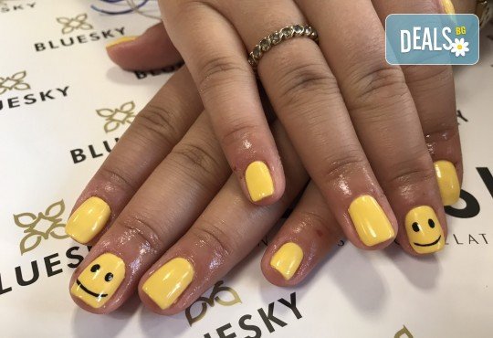 Гел-лак, декорации, оформяне на нокътя и масаж със специален хидратиращ крем! Подарете си елегантни ръце в студио за красота Ел Ем Ви! - Снимка 3