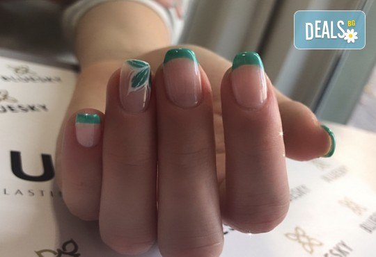 Гел-лак, декорации, оформяне на нокътя и масаж със специален хидратиращ крем! Подарете си елегантни ръце в студио за красота Ел Ем Ви! - Снимка 10