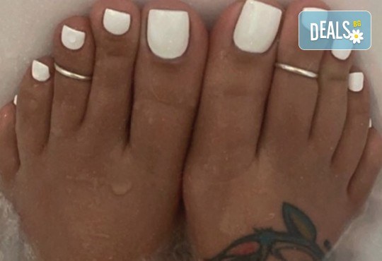 Грижа за Вашия педикюр с накисване на краката във вана с ароматни соли, почистване на петите, оформяне и лакиране на ноктите в студио за красота Ел Ем Ви! - Снимка 1