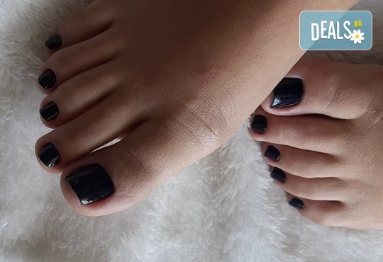 Грижа за Вашия педикюр с накисване на краката във вана с ароматни соли, почистване на петите, оформяне и лакиране на ноктите в студио за красота Ел Ем Ви! - Снимка 2