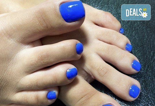 Грижа за Вашия педикюр с накисване на краката във вана с ароматни соли, почистване на петите, оформяне и лакиране на ноктите в студио за красота Ел Ем Ви! - Снимка 3