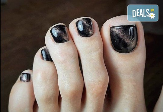 Грижа за Вашия педикюр с накисване на краката във вана с ароматни соли, почистване на петите, оформяне и лакиране на ноктите в студио за красота Ел Ем Ви! - Снимка 5