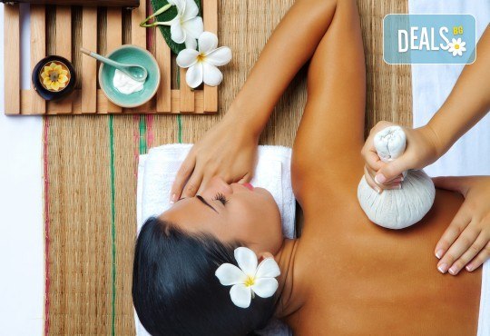 Релаксирайте с 40-минутен лечебен масаж с билкови етерични масла от лайка и жен шен и зонотерапия в Chocolate studio - Снимка 1