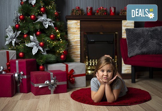 Запечатайте празничните мигове със семейството си! Професионална Коледна фотосесия в студио с 4 декора и 100 обработени кадъра с Chapkanov photography - Снимка 1