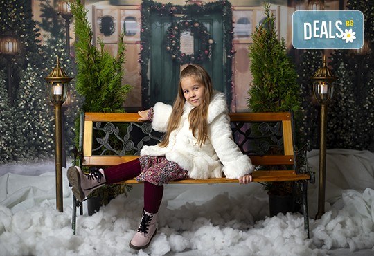 Запечатайте празничните мигове със семейството си! Професионална Коледна фотосесия в студио с 4 декора и 100 обработени кадъра с Chapkanov photography - Снимка 4