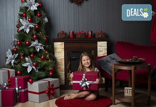 Запечатайте празничните мигове със семейството си! Професионална Коледна фотосесия в студио с 4 декора и 100 обработени кадъра с Chapkanov photography - Снимка 5