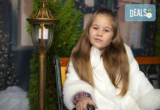 Запечатайте празничните мигове със семейството си! Професионална Коледна фотосесия в студио с 4 декора и 100 обработени кадъра с Chapkanov photography - Снимка 7