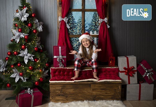 Запечатайте празничните мигове със семейството си! Професионална Коледна фотосесия в студио с 4 декора и 100 обработени кадъра с Chapkanov photography - Снимка 8