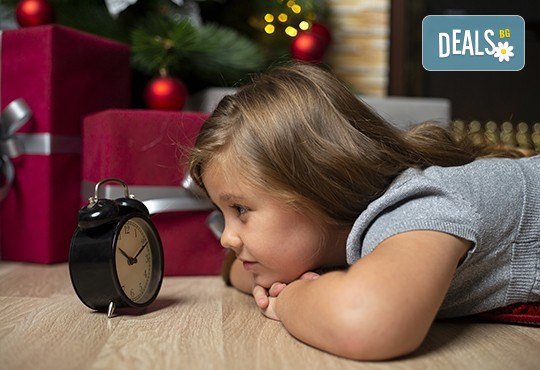 Запечатайте празничните мигове със семейството си! Професионална Коледна фотосесия в студио с 4 декора и 100 обработени кадъра с Chapkanov photography - Снимка 9