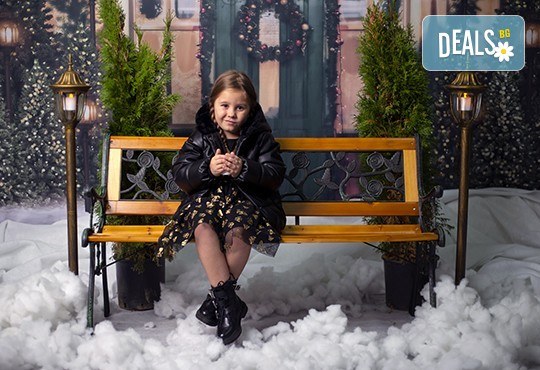 Запечатайте празничните мигове със семейството си! Професионална Коледна фотосесия в студио с 4 декора и 100 обработени кадъра с Chapkanov photography - Снимка 12