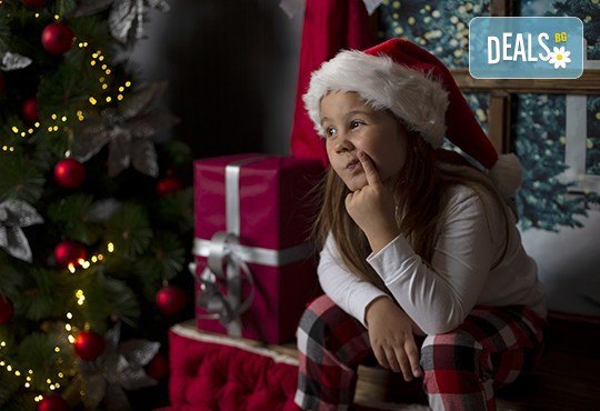 Запечатайте празничните мигове със семейството си! Професионална Коледна фотосесия в студио с 4 декора и 100 обработени кадъра с Chapkanov photography - Снимка 11