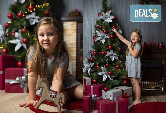 Запечатайте празничните мигове със семейството си! Професионална Коледна фотосесия в студио с 4 декора и 100 обработени кадъра с Chapkanov photography - Снимка 10