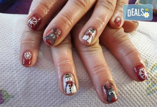Коледен маникюр с гел лак и 2 или 4 рисувани декорации: Дядо Коледа, елени, снежинки, елха, 3D топки в The Castle of beauty - Снимка 5