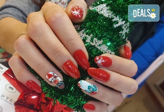 Коледен маникюр с гел лак и 2 или 4 рисувани декорации: Дядо Коледа, елени, снежинки, елха, 3D топки в The Castle of beauty - Снимка 12
