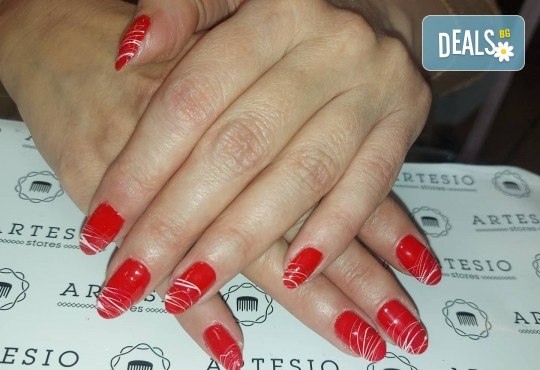 Коледен маникюр с гел лак и 2 или 4 рисувани декорации: Дядо Коледа, елени, снежинки, елха, 3D топки в The Castle of beauty - Снимка 11