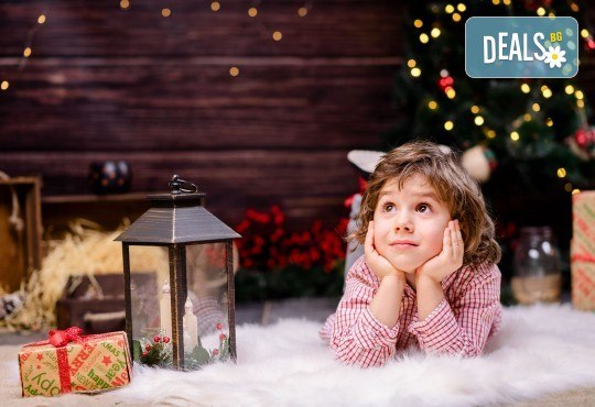 Коледна или зимна семейна, детска или индивидуална фотосесия в студио, в дома на клиента или на открито с 25 обработени кадъра от Фото студио Амели! - Снимка 1