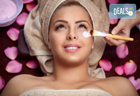 Козметичен масаж на лице и терапия според индивидуалните нужди на всеки клиент: почистваща, анти-ейдж, анти-акне или хидратираща, във фризьоро-козметичен салон Вили - Снимка 1