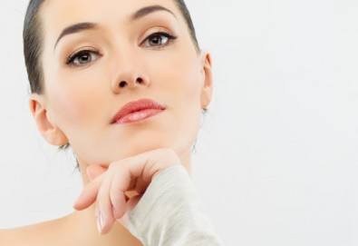 За съвършена визия! Почистване на лице плюс оформяне на вежди във фризьоро-козметичен салон Вили